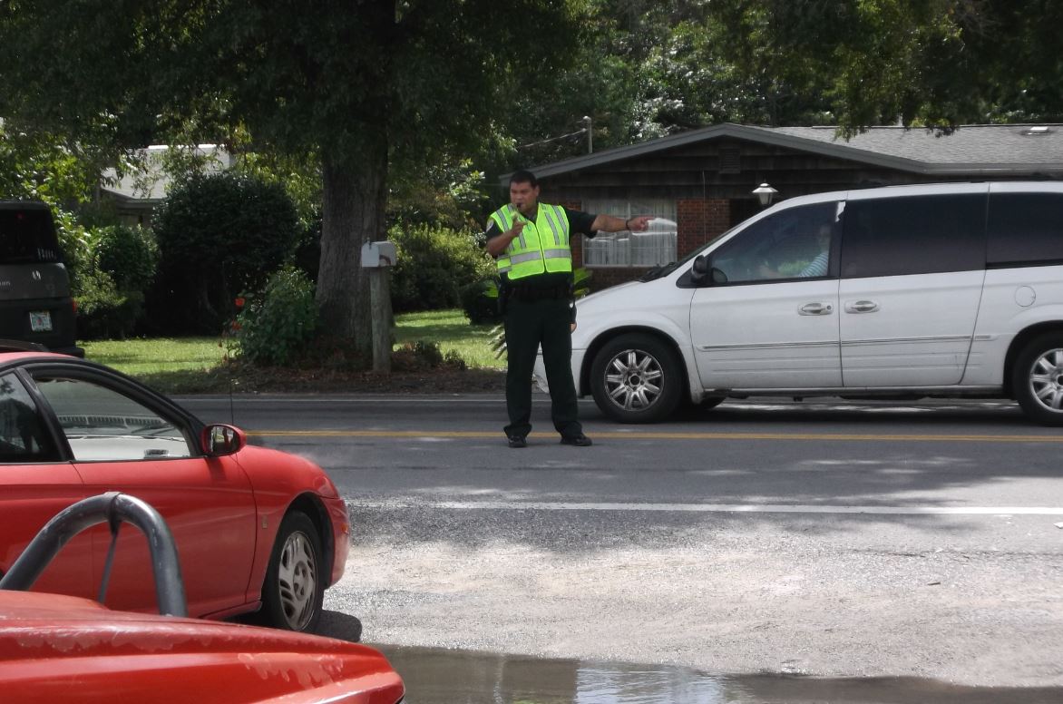 okaloosa-county-sheriff-directing-traffic